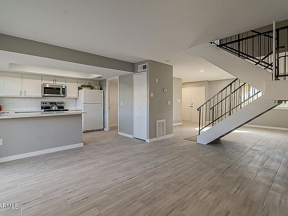 3rd image of 2037 W Hazelwood Pkwy
