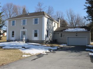 8 Bayberry Ln, Poughkeepsie, NY 12603