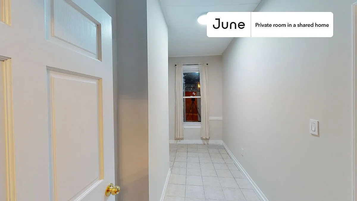 Full bedroom in 5 bed/2 bath home in Sunset Park #586 F — Photo 2