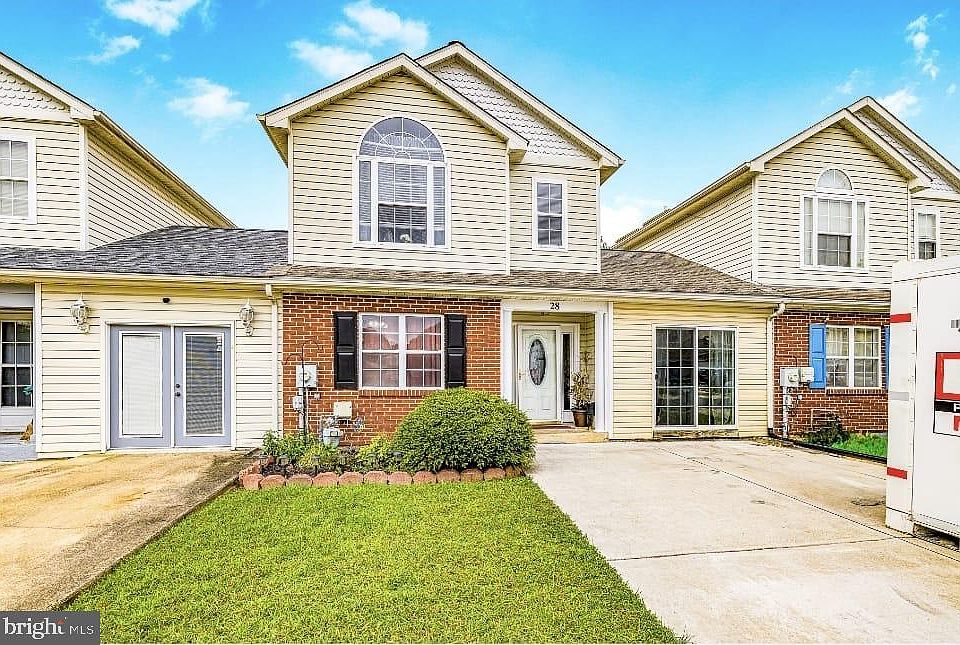 1st image of 28 Paxton Ln