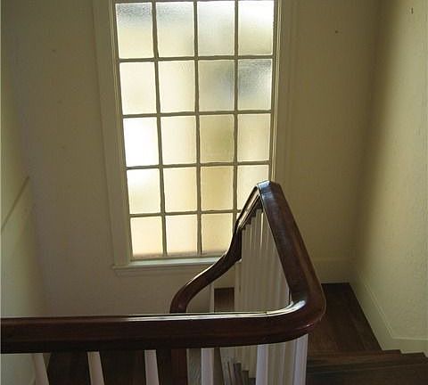stairs to upstairs bedrooms