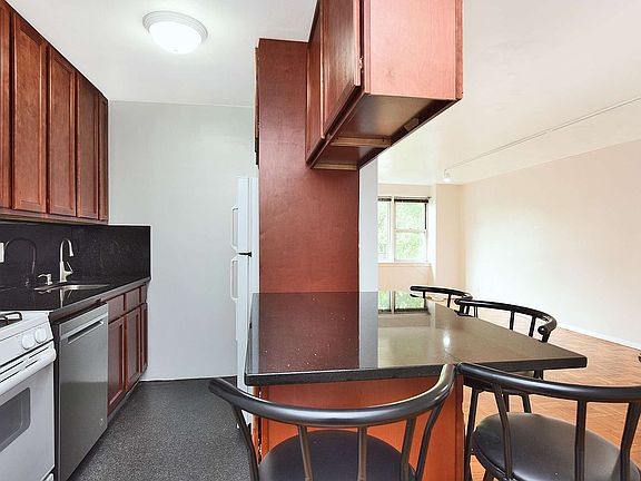 4th image of 4525 Henry Hudson Pkwy W APT 202