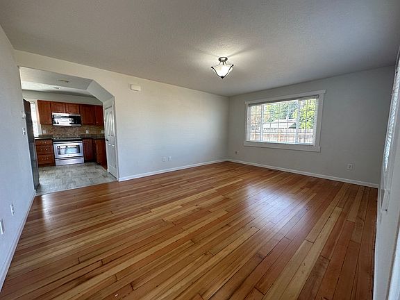 3rd image of 691 Madrona St E