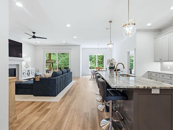 3rd image of 12 Woodlands Park Ln