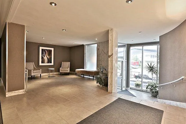 11 Shallmar Boulevard Toronto — Photo 1