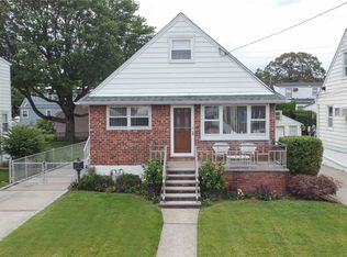 122 Catherine Ave, Franklin Square, NY 11010