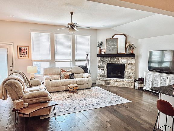4th image of 405 Stella St