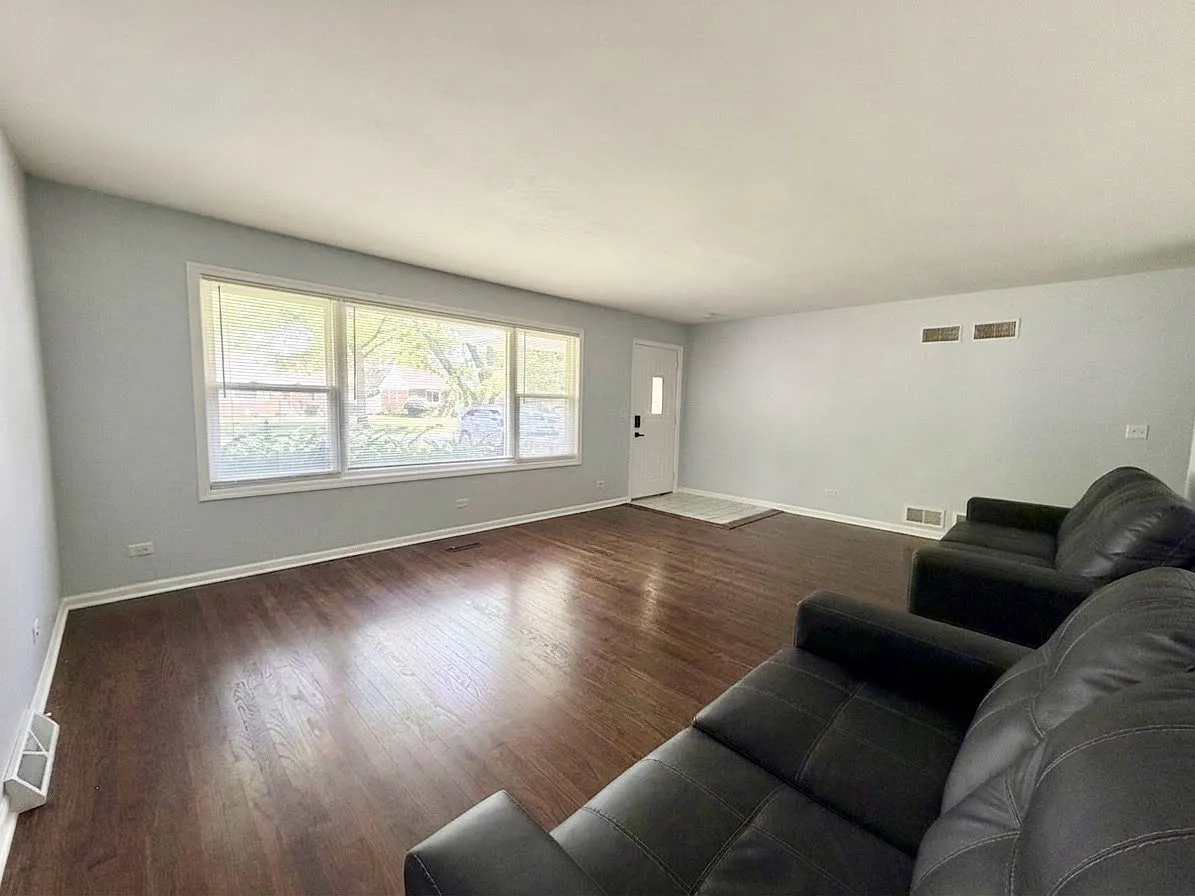 3 bed, $2,600 — Photo 2
