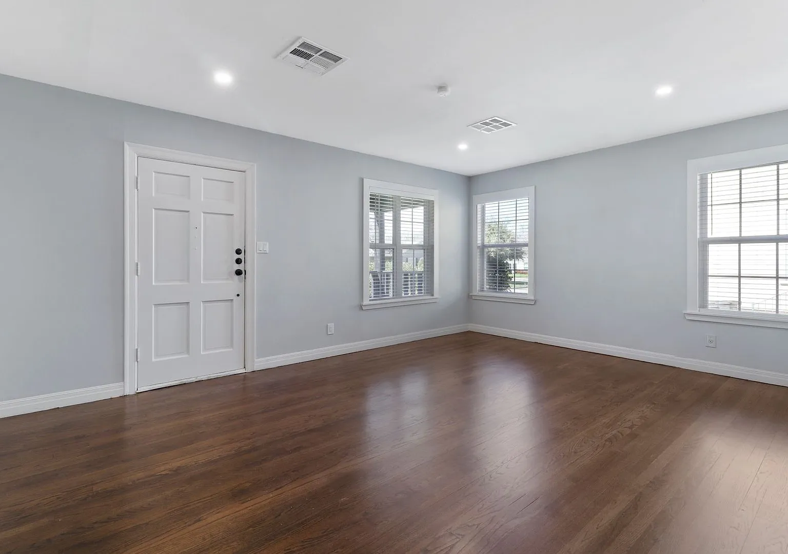 Completely Renovated Home Less Than 1 Mile From TCU — Photo 4
