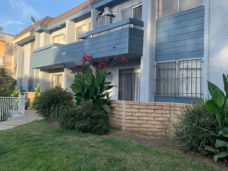 6944 Kester Ave — Photo 12