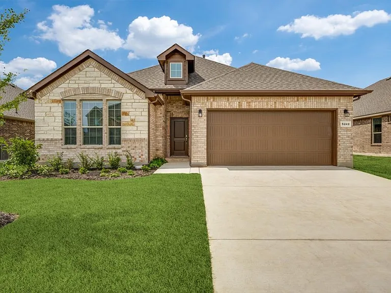 5242 Crystal Lake Ave — Photo 1