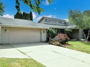 W246S7470 Scotland Dr, Waukesha, WI 53189