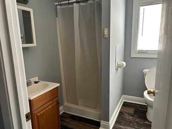 4th image of 937 Avenue E #B