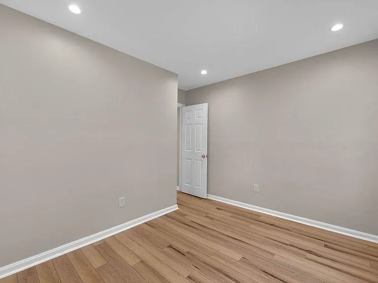 2042 E Fayette St — Photo 8