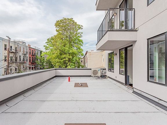 4th image of 895 Willoughby Ave #3F