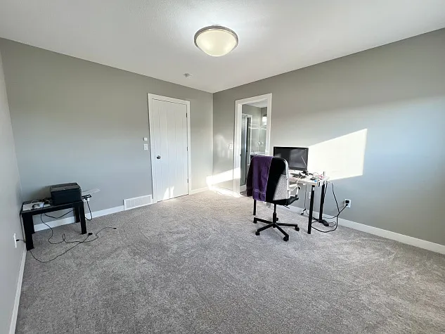 Stunning 4 Bed 2.5 Bath in Penhold! — Photo 3
