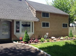 36 Bunker Ln, Hicksville, NY 11801