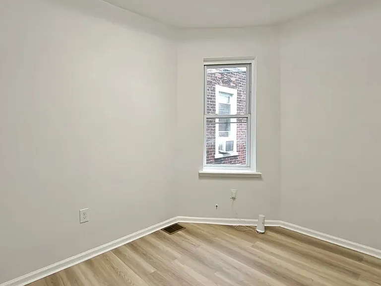 5415 Media St — Photo 8