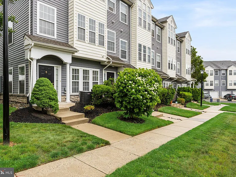 13 River Ln — Photo 3
