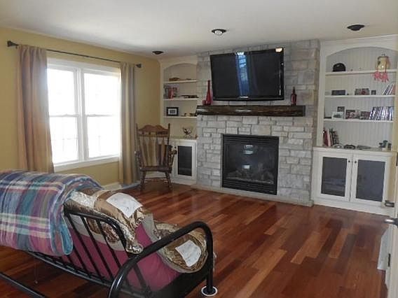 3rd image of 907 Ridgeway Cir