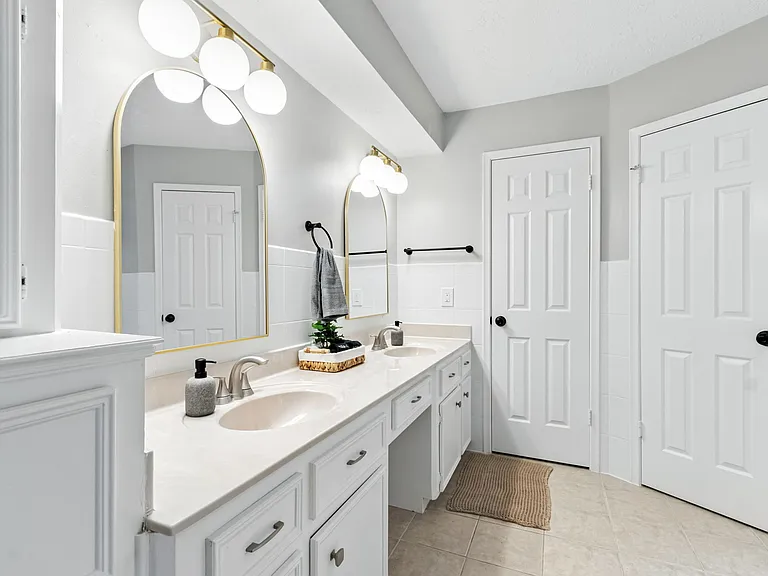 17403 Spicewood Springs Ln — Photo 23