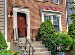 7414 Houndsbury Ct, Alexandria, VA 22315