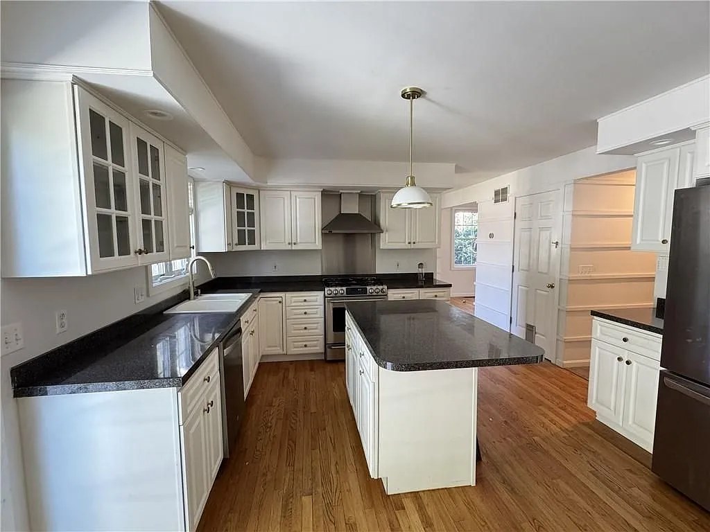 3 bed, 2.0 bath, 2116 sqft, $3,500 — Photo 4