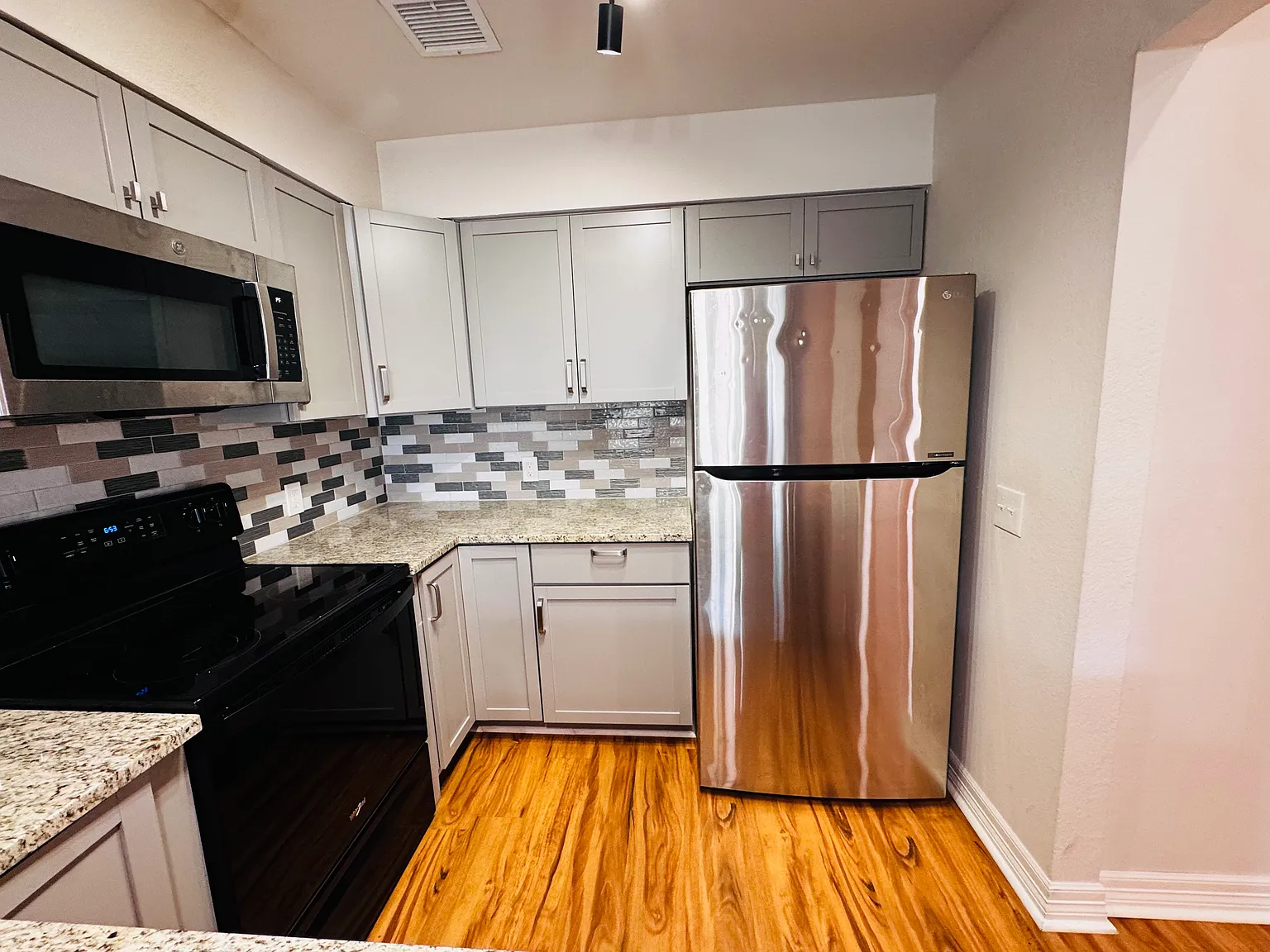 2 bed, 2.5 bath, 1279 sqft, $1,700 — Photo 4