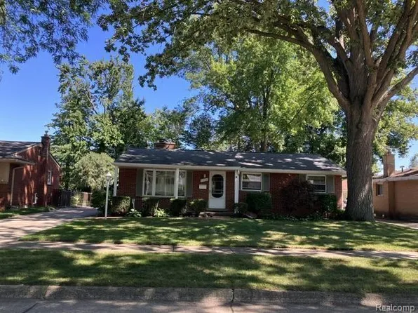 14538 Country Club Dr, Livonia, MI 48154