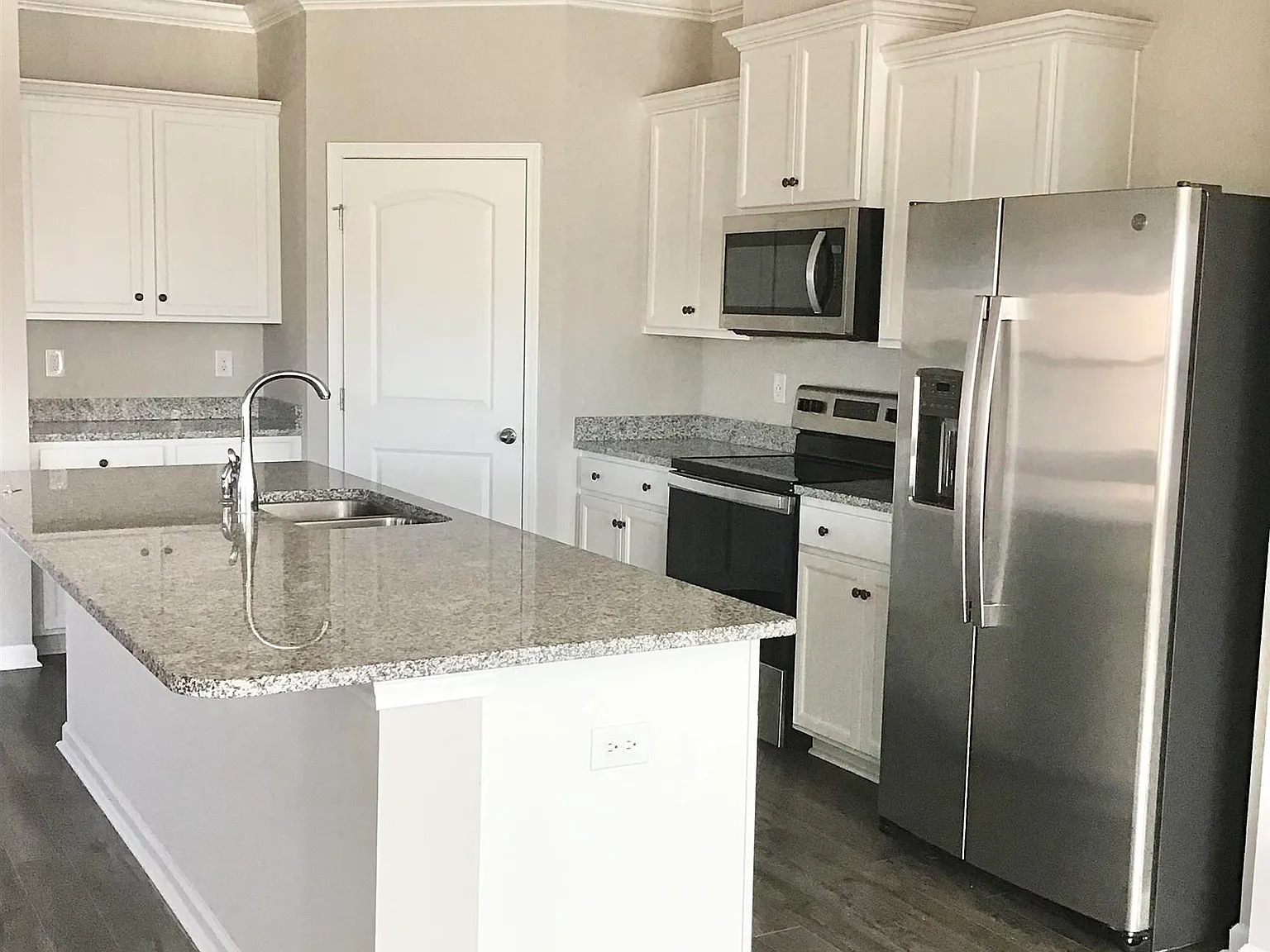 4 bed, 3.0 bath, 2108 sqft, $2,050 — Photo 3