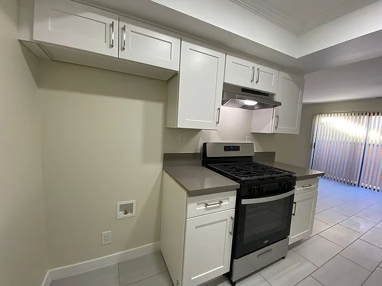 Tarzana Terrace Apartments — Photo 13