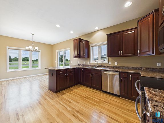 3rd image of 908 S 5th Ave