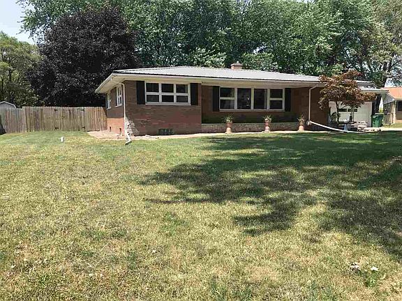 3rd image of 4642 Beverly Ln