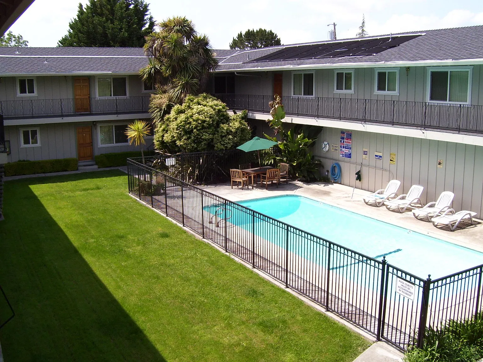 842 N Rengstorff Ave — Photo 1