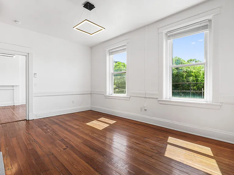 150 E Clifton Ave — Photo 4