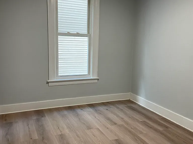 1086 E Main St — Photo 4