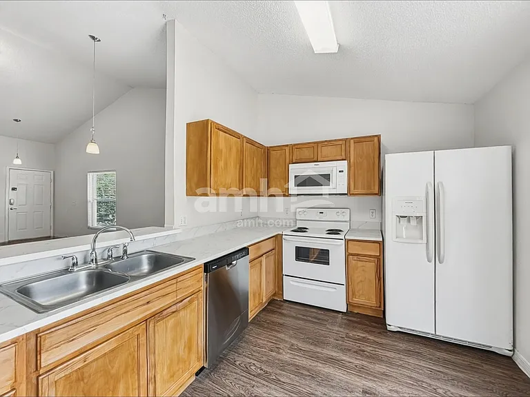732 McLean Ct — Photo 3