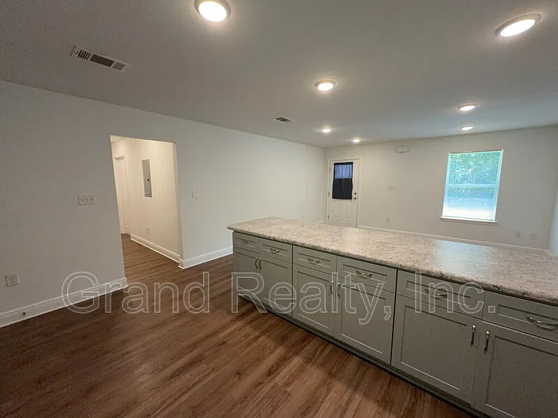 4 bed, 2.5 bath, 1259 sqft, $1,799 — Photo 4