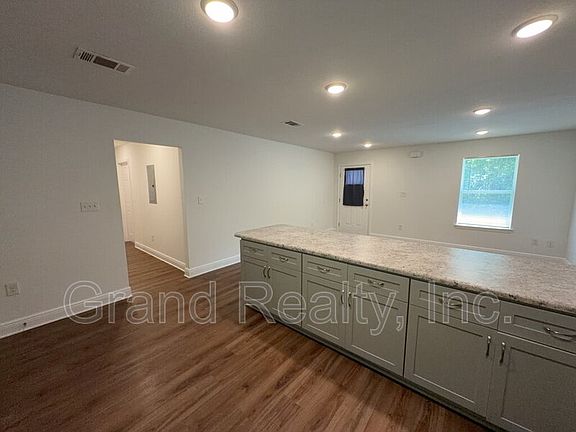 4th image of 5098 Susan St