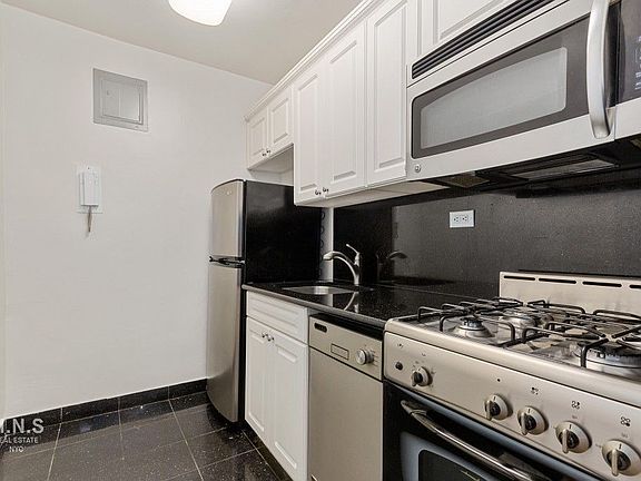 3rd image of 300 E 46th St #A3