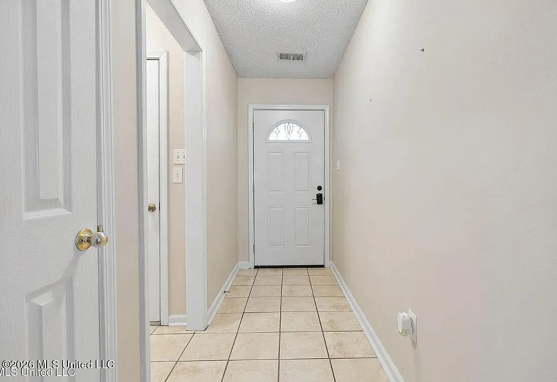 3 bed, 2.0 bath, 1523 sqft, $2,100 — Photo 2