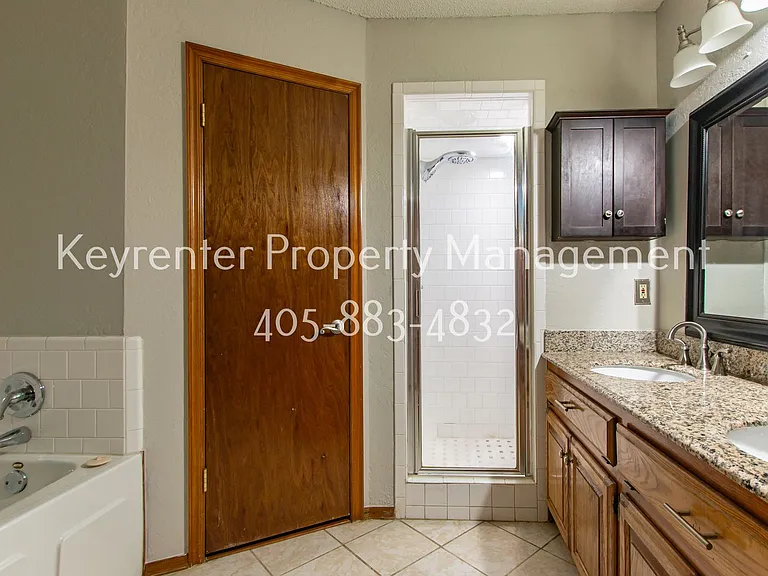 8308 NW 10th Ter — Photo 10
