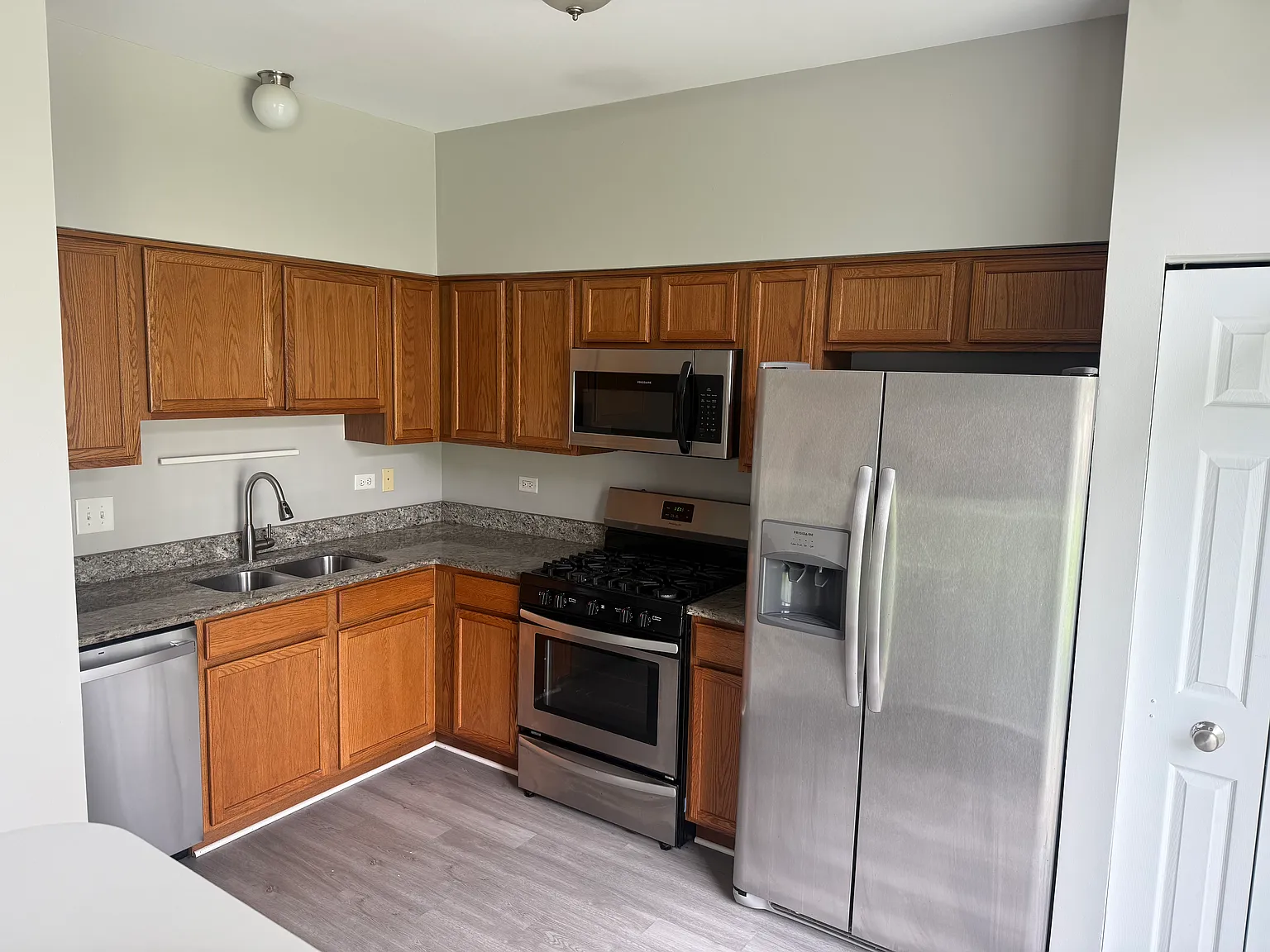 2 bed, 2.5 bath, 1288 sqft, $2,600 — Photo 3