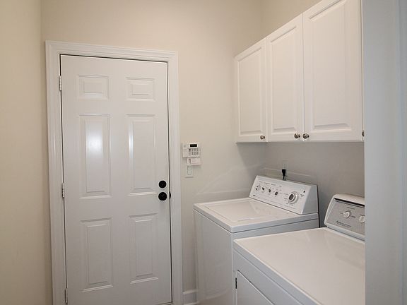 5th image of 419 Chatsworth Ct