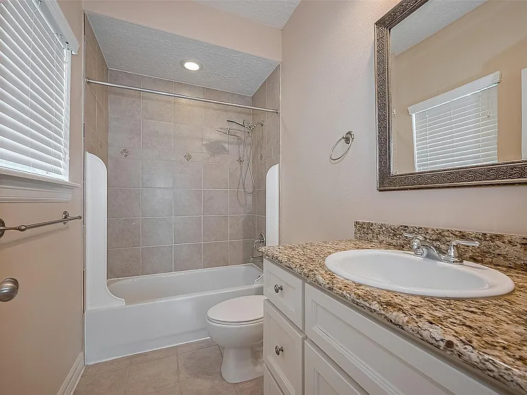 1419 Thompson St — Photo 32