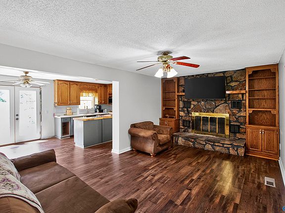 4th image of 136 14th Pl SE