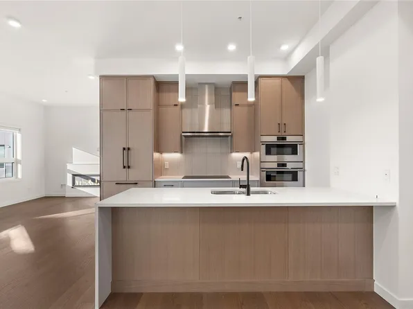 1102 Esquimalt Rd #503, Esquimalt, BC V9A 3N3