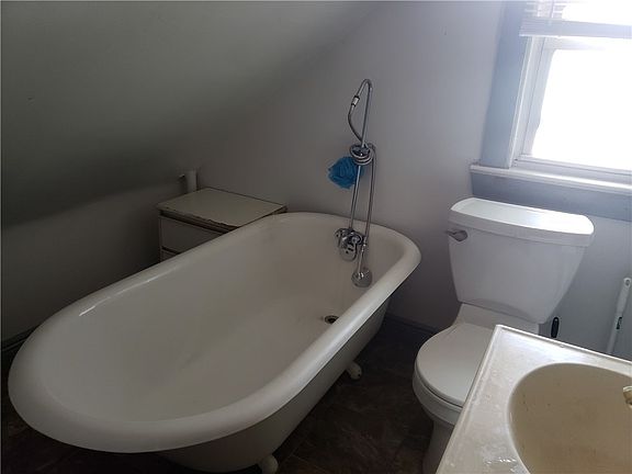 2nd image of 106 Wedgewood Park