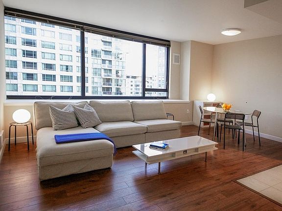 2nd image of 260 King St Unit 663