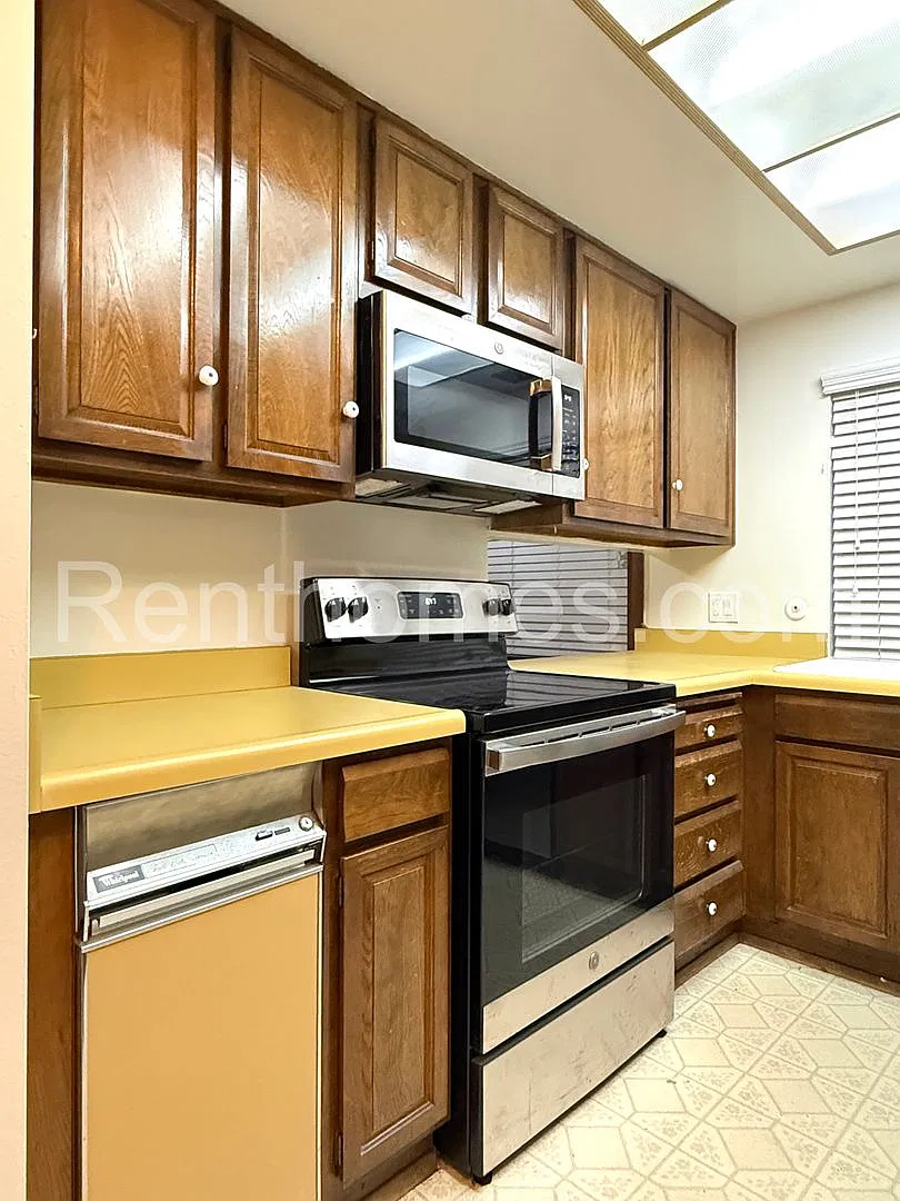 San Carlos, 6337 Oakridge Rd, Panoramic Views, AC, Fireplace, 2 Car Garage with Opener. — Photo 3